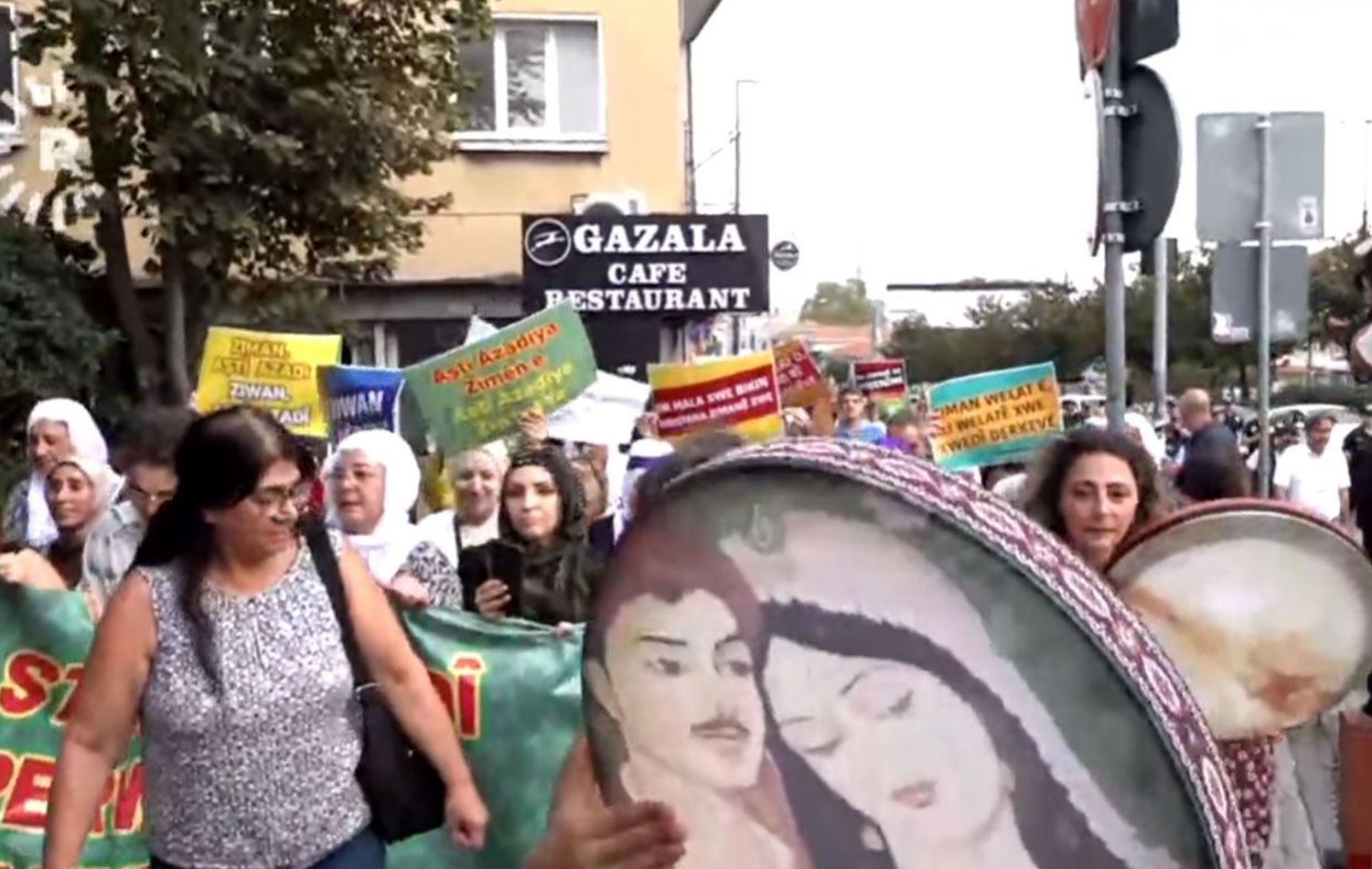 DEM Parti İstanbul’da anadilde eğitim için yürüdü. / Video alıntısı