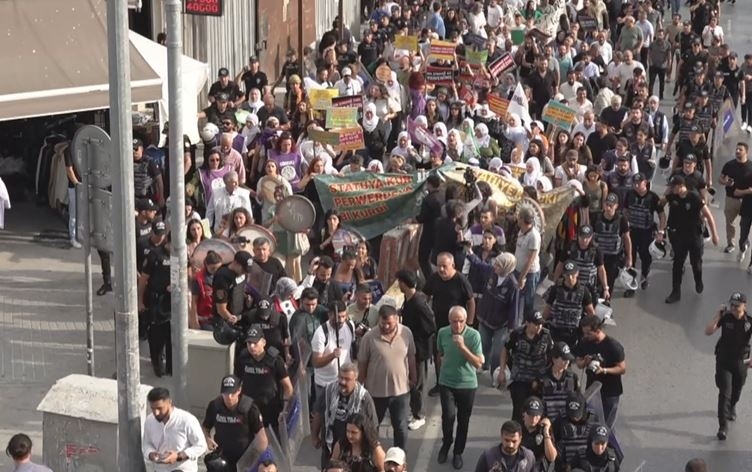 İstanbul’da Kürtçeye resmi statü ve ana dilde eğitim için büyük yürüyüş düzenlendi.