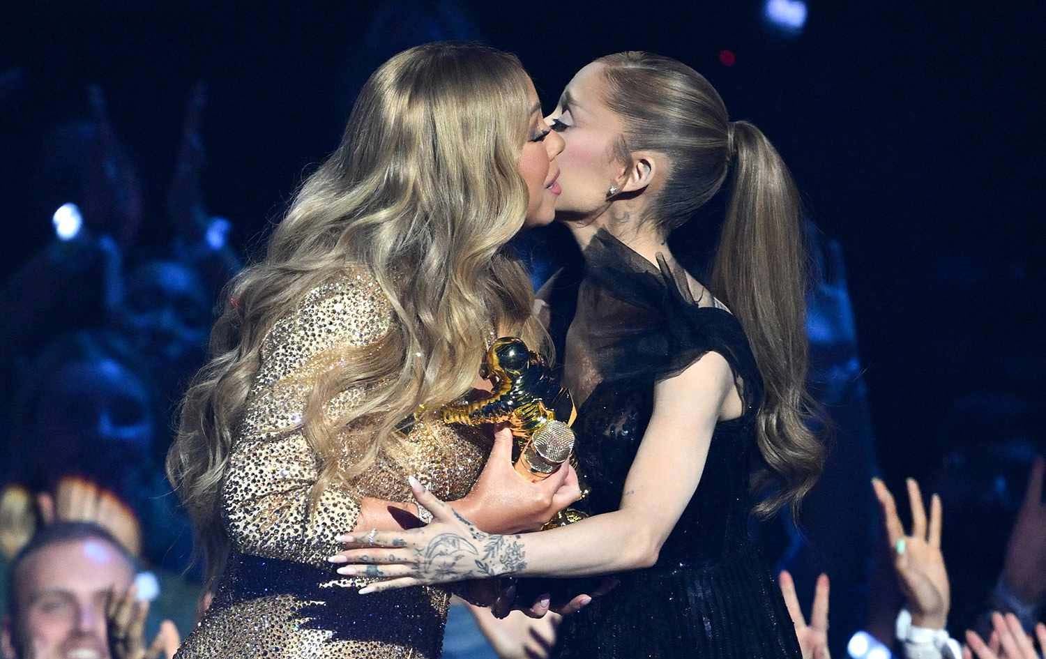 ئاریانا گراندێی خەڵاتەکە رادەستی مەرایا کێری دەکات و ماچی دەکات