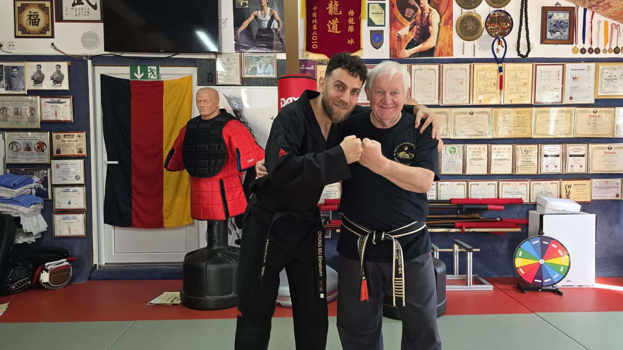 پاڵەوانێکی کورد ستایلی بروسلی دەخوێنێت