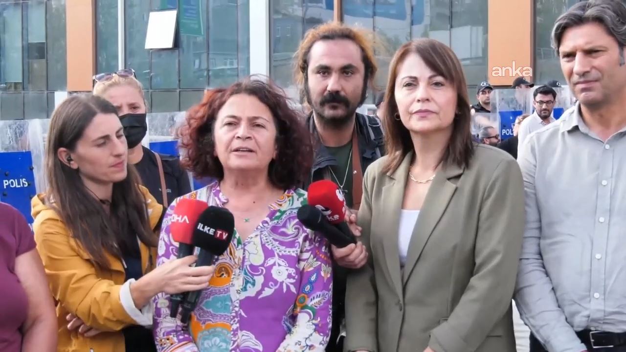 Şandeya DEM Partiyê li ber avahiya CHPyê daxuyanî da /Wêne: ANKA