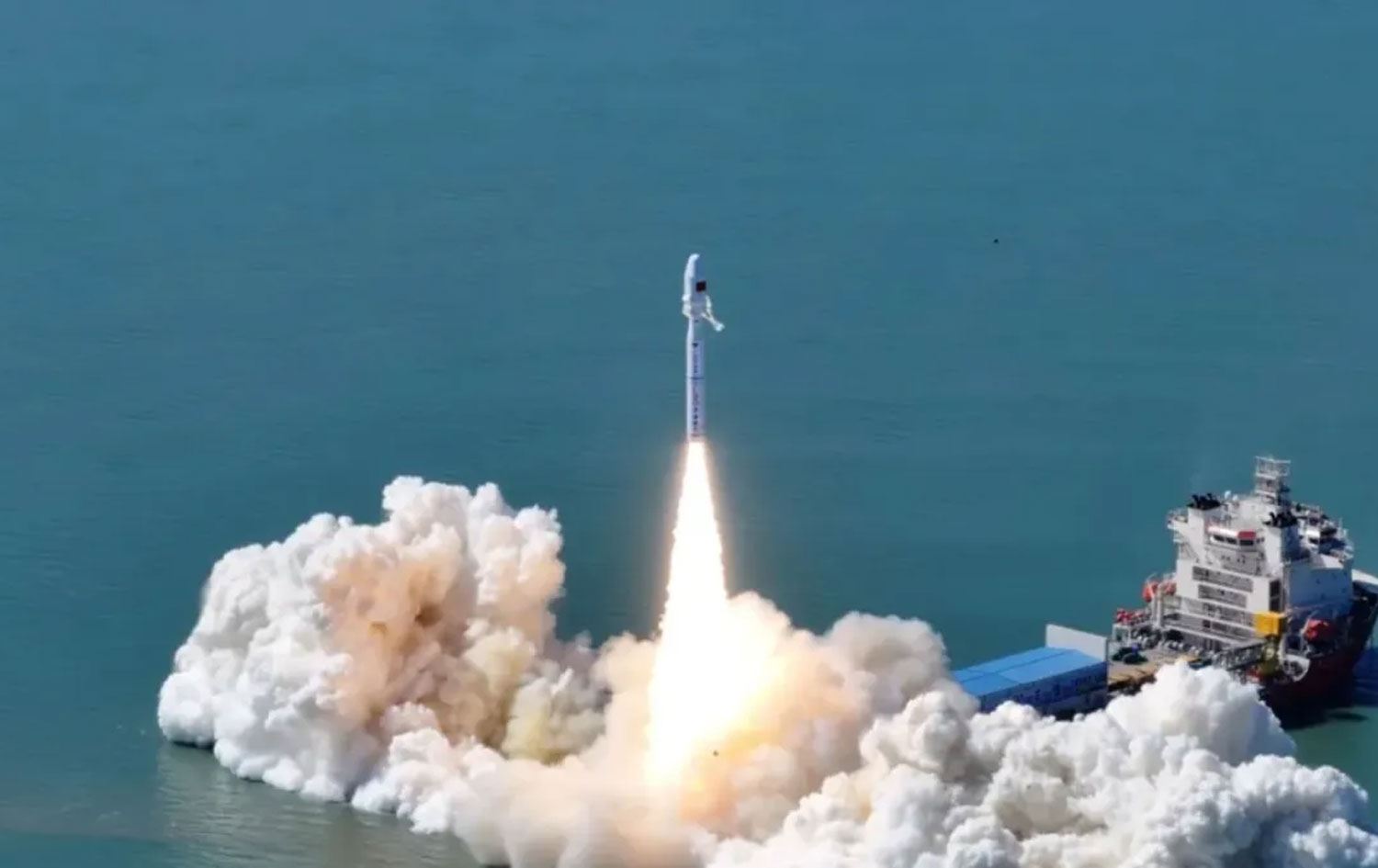 Dema Çîn peykekê dişîne / Wêne: Arşîv- Credit: China Rocket 