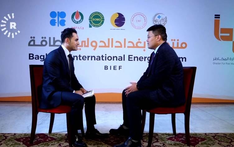 Abu Khema Petroleum Genel Müdürü Zhang Bo (sağda), Bağdat Uluslararası Enerji Konferansı sırasında Rûdaw'a konuştu. 