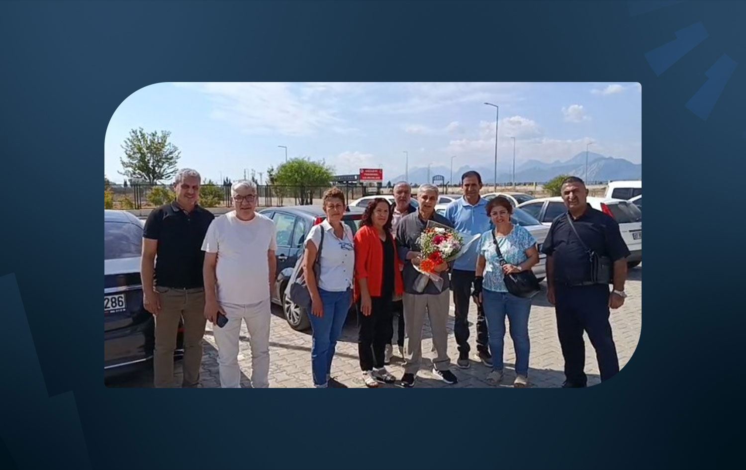 Girtiyê siyasî li ber derê girtîgehê hat pêşwazîkirin / Wêne: MA