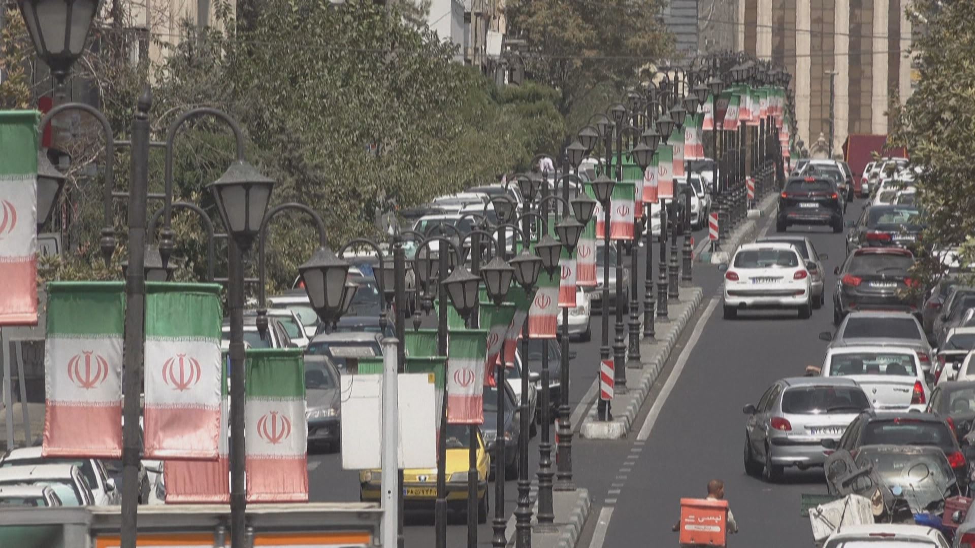 خەڵکی تاران گلەیی لە کەمیی کارەبا دەکەن