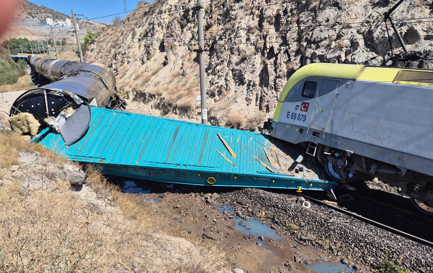 Trenên ku li hev qelibîne /Wêne: AA