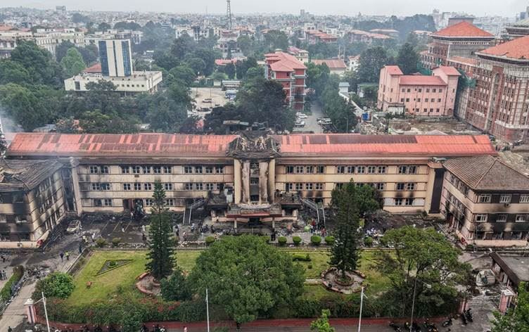 Xwenîşanderan Dadgeha Bilind a Nepalê şewitand / Wêne: AFP