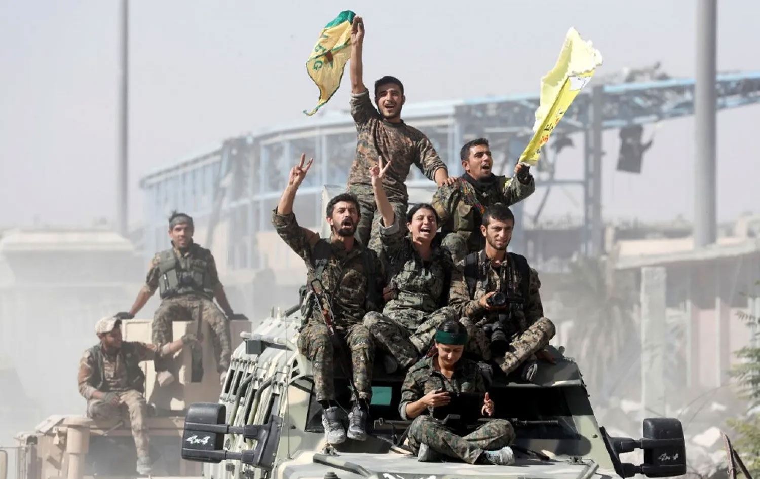 Şervanên Hêzên Sûriyeya Demokratîk serkeftina li Reqayê pîroz dikin / Wêne: Reuters-Arşîv-2017