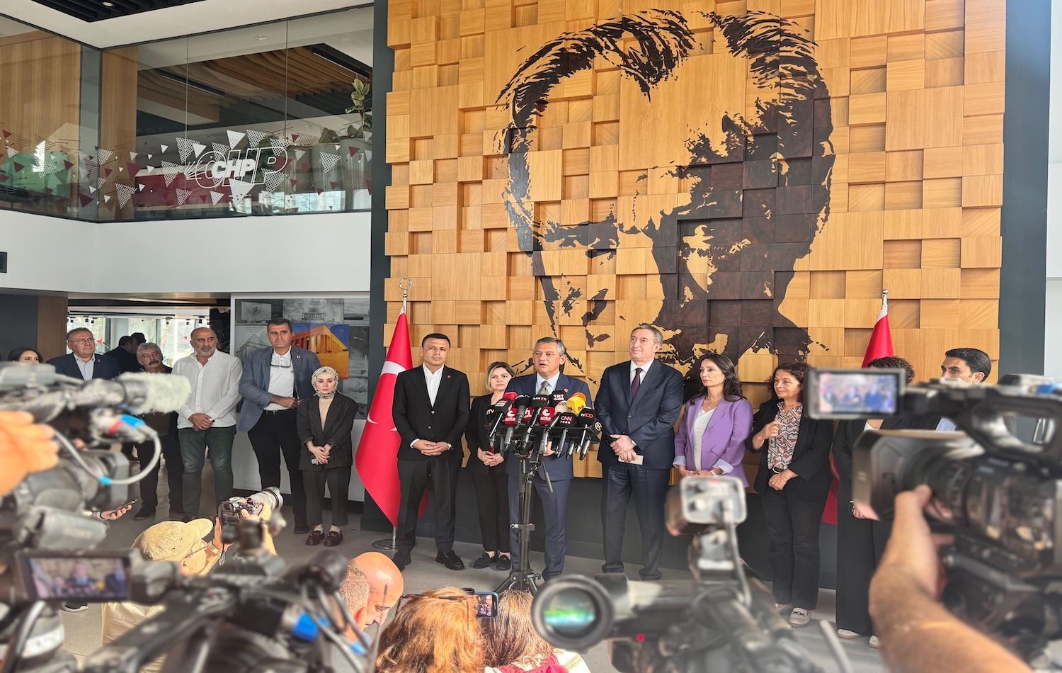 Ozgur Ozel û Tuncer Bakirhan ji ronamegeran re axivîn