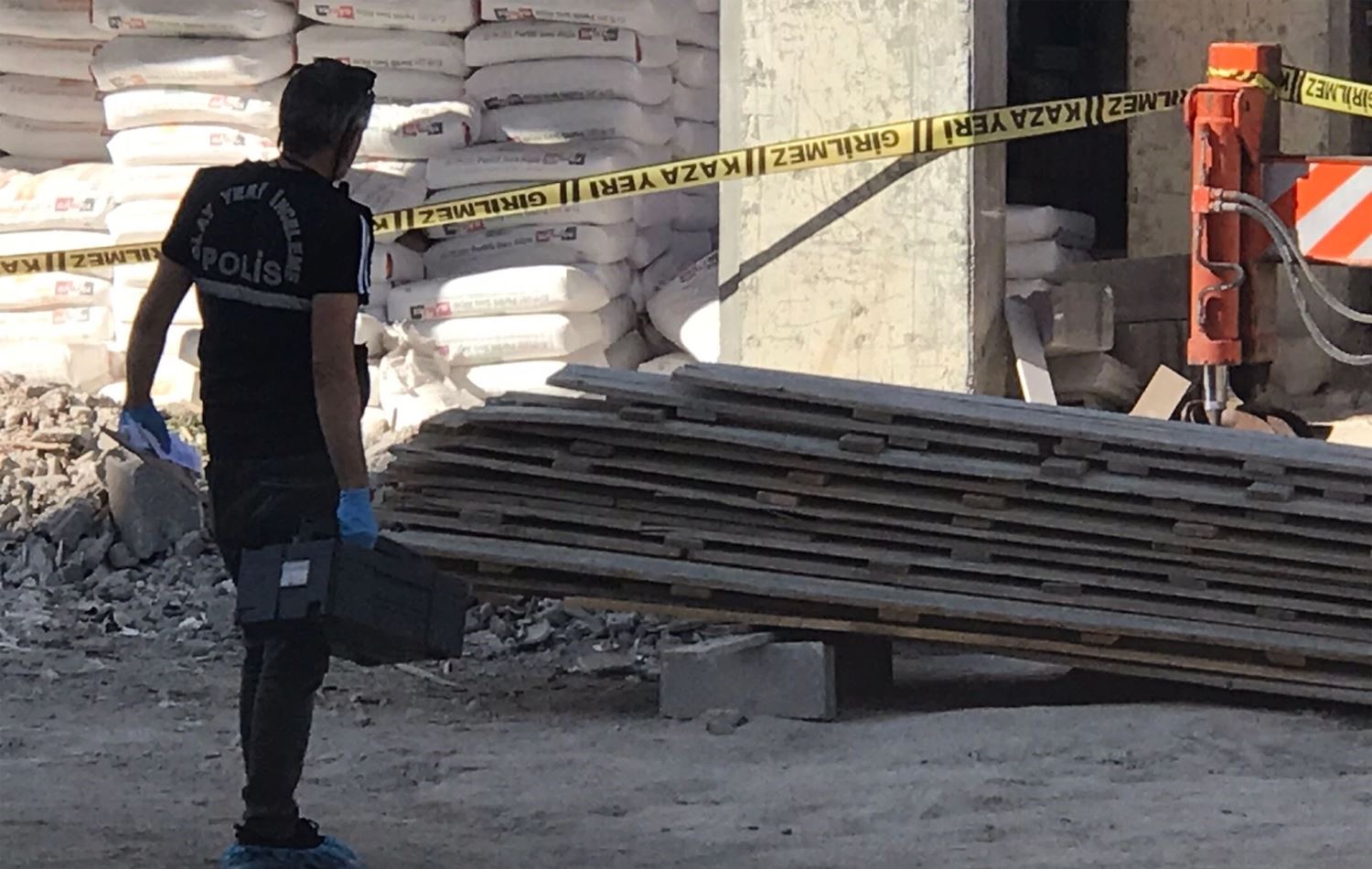 Erzincan'da inşaattan düşen işçi ağır yaralandı