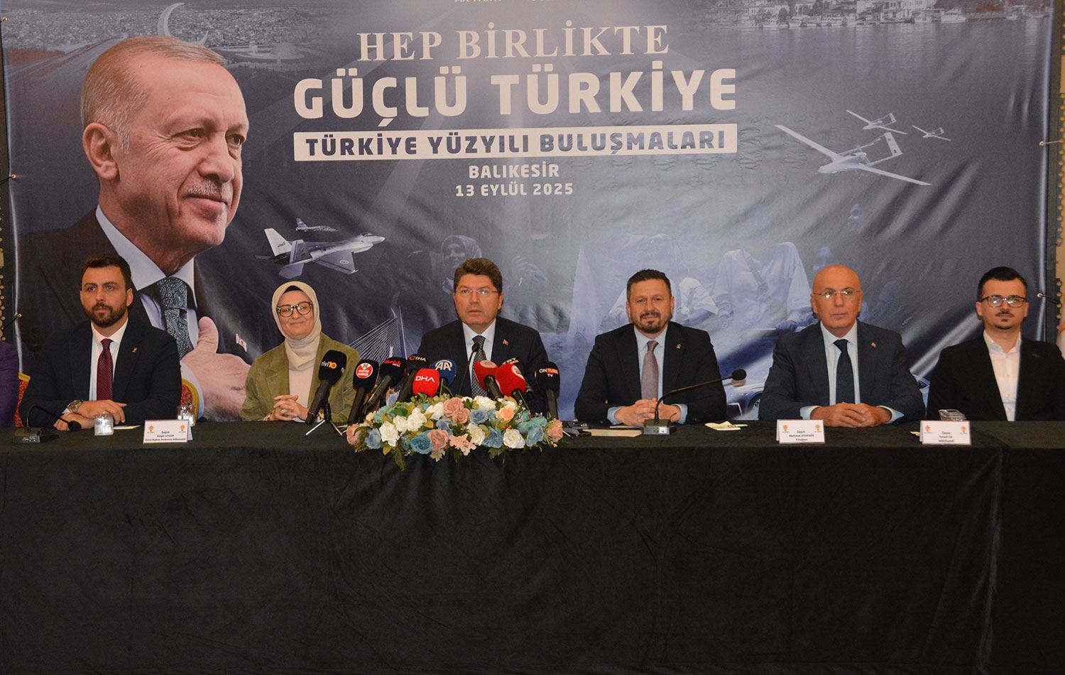 Türkiye Adalet Bakanı Yılmaz Tunç (sol 3), "Türkiye Yüzyılı Buluşmaları" kapsamında Balıkesir Öğretmenevi'nde düzenlenen basın toplantısında açıklamada bulundu. / AA