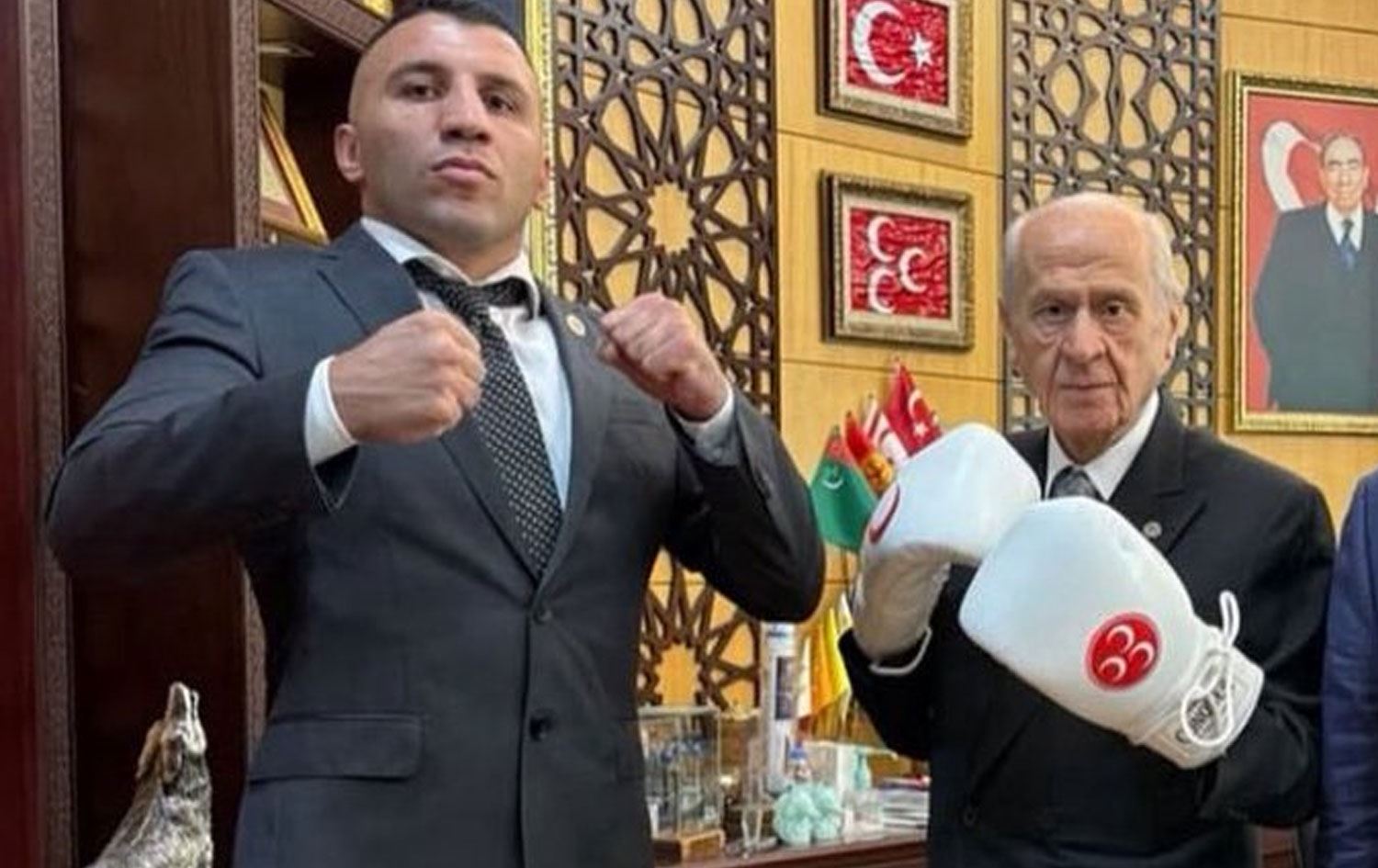 Devlet Bahçeli boks eldiveni giyerek poz verdi. / Foto: Sosyal medya