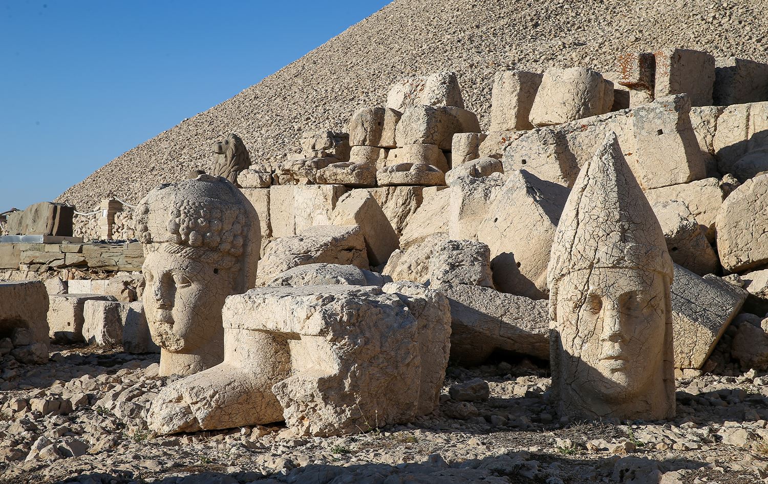 Peykerên li ser Çiyayê Nemrûdê / Wêne: AA
