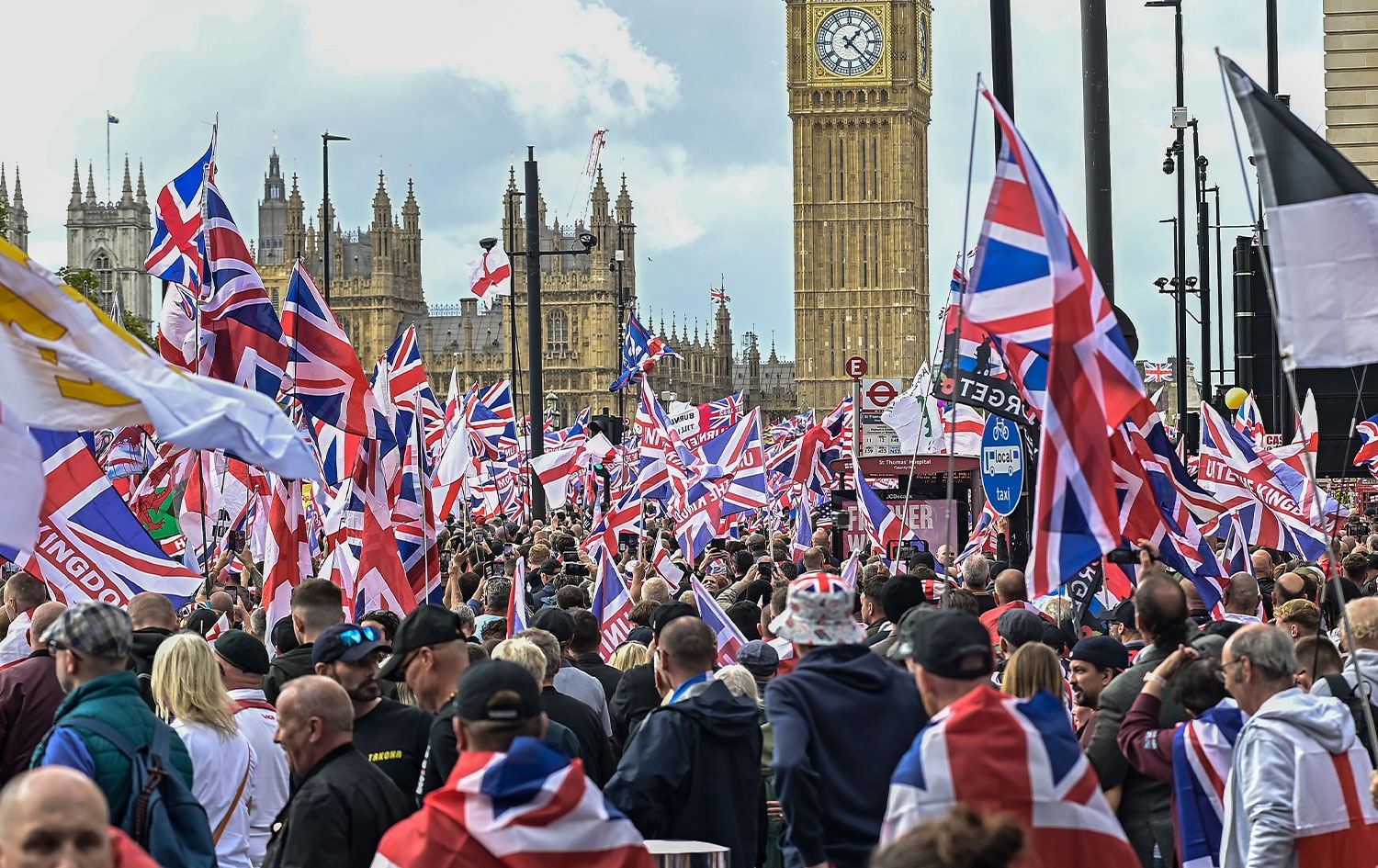 Rastgirên tund li Londonê li hev civiyan / Wêne: AA