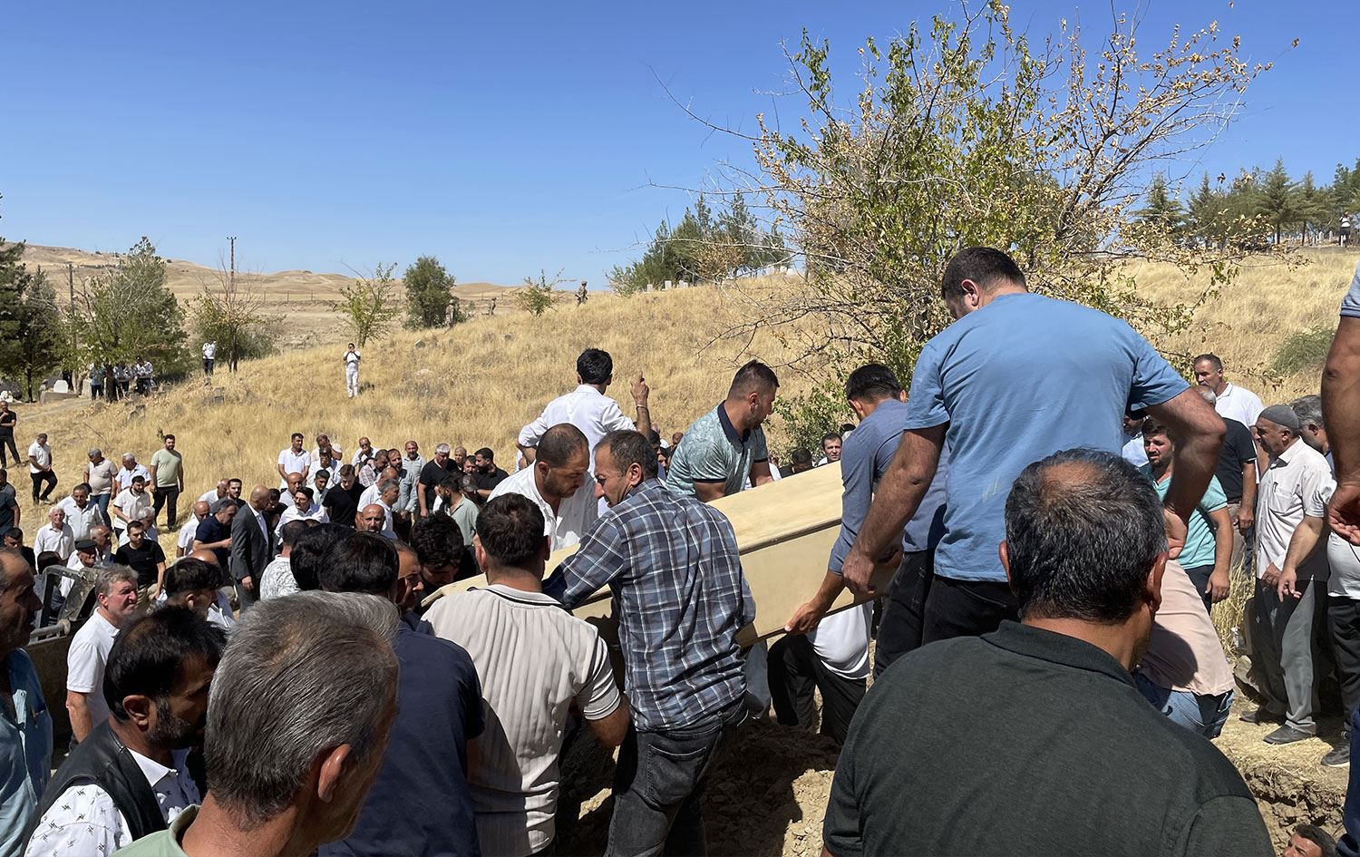 Baba ve 2 çocuğunun cenazesi Nêwalê köyünde toprağa verildi / Foto: AA