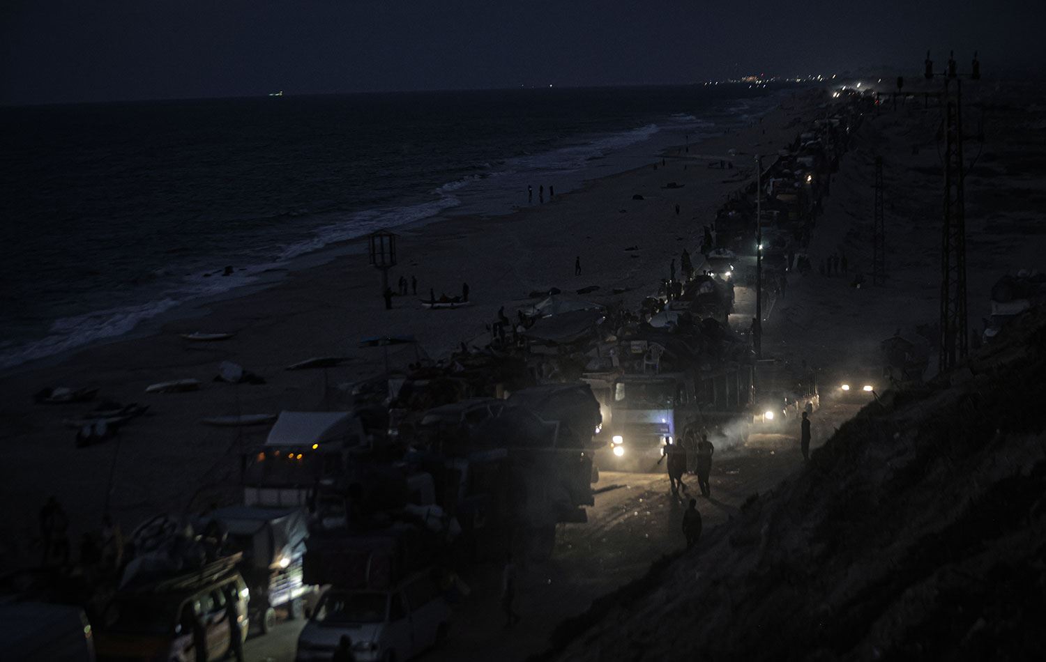 Filistinliler, yanlarına alabildikleri eşyalarla araçlarıyla veya yaya olarak Reşid Caddesi üzerinden Gazze’nin güneyine doğru göç etmeye devam ediyor. / AA