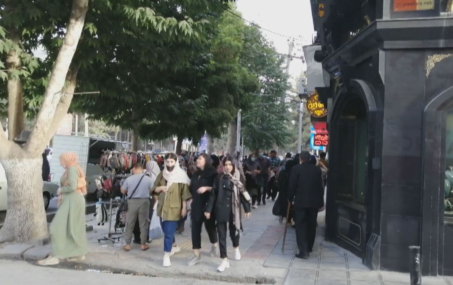 مشتومڕ لەسەر باڵاپۆشی لە ئێران؛ 'جێبەجێنەکردنی یاساکە باشترە لە کردنی'