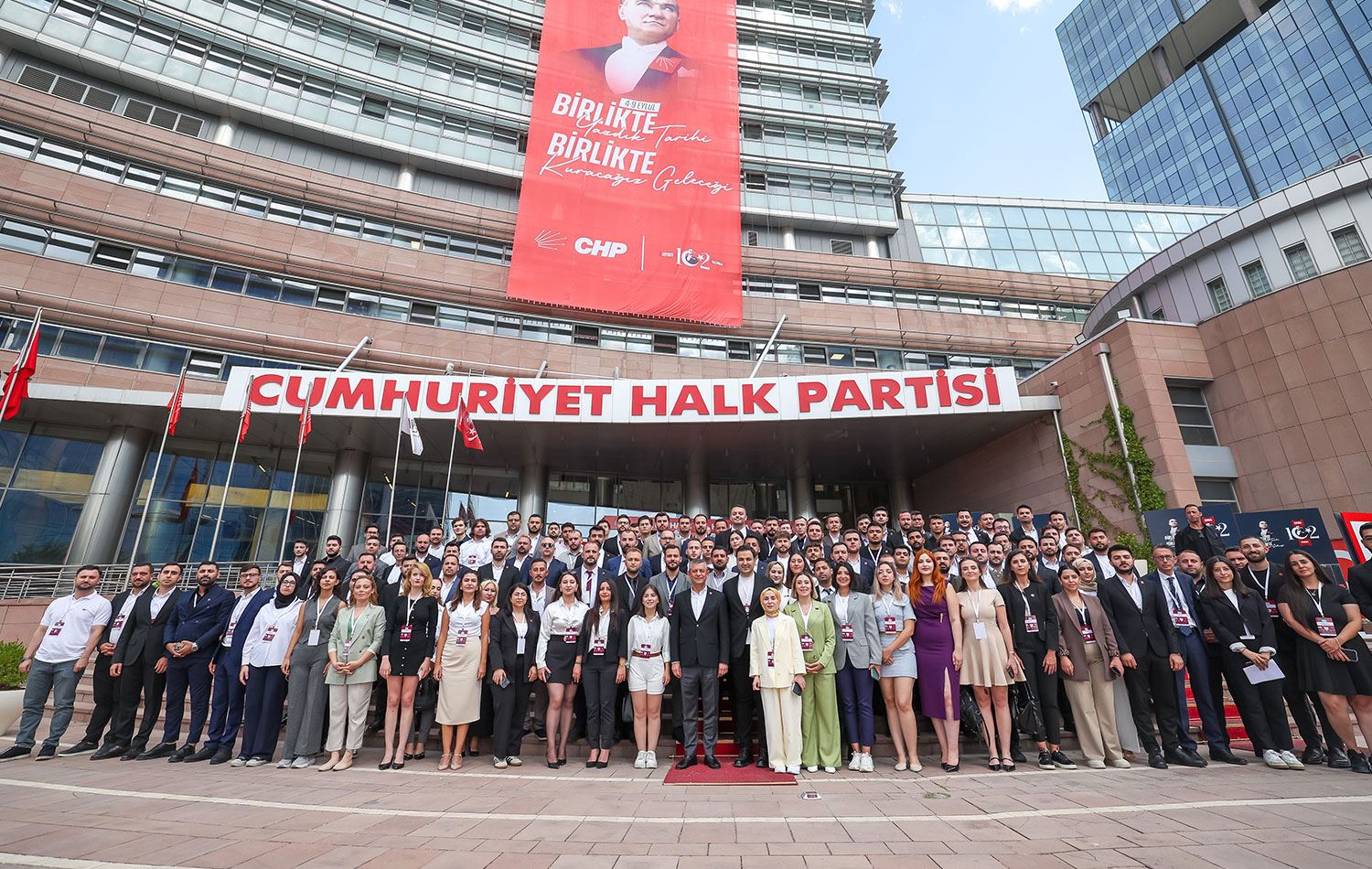 CHP Genel Başkanı Özgür Özel, partisinin genel merkezinde gençlerle buluşmuştu. / AA