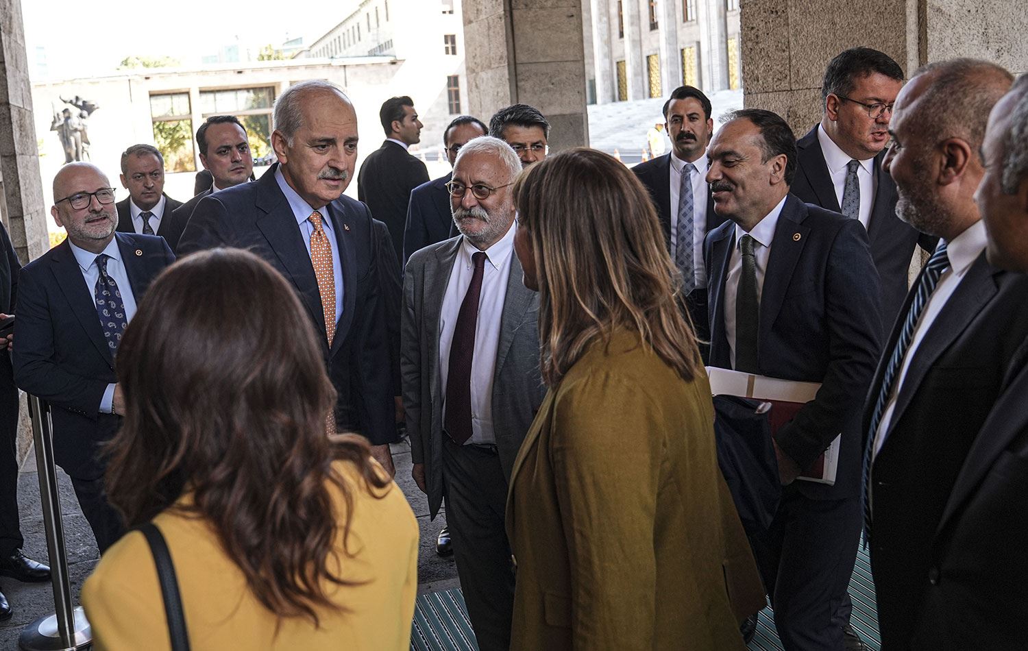 Meclis Başkanı Numan Kurtulmuş, komisyon üyesi DEM Parti heyeti ile selamlaştı. / AA