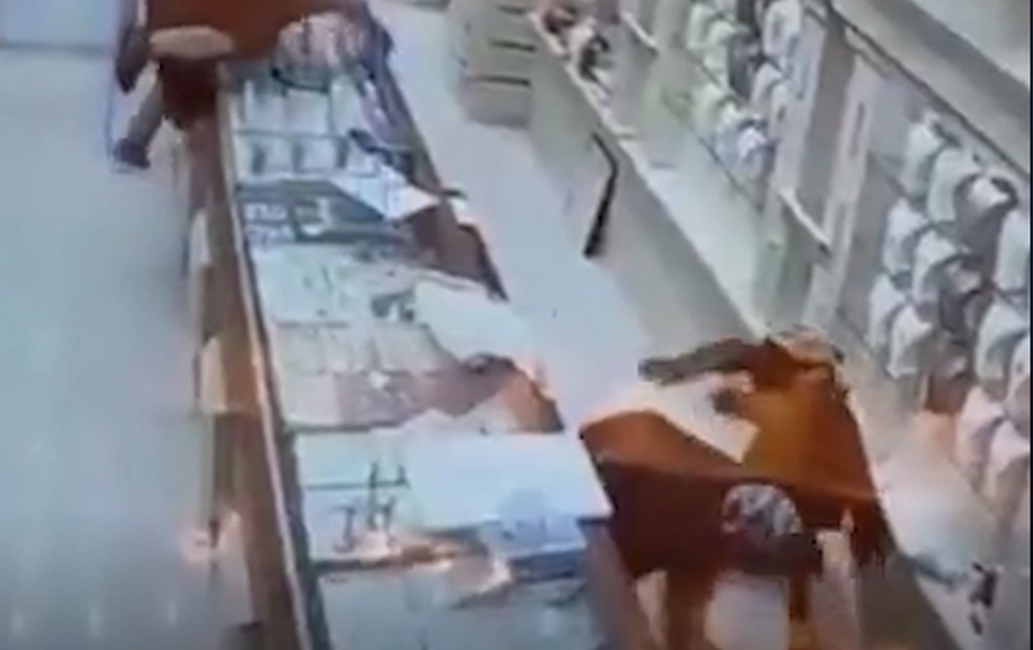 لە ئێران چەند پیاوێک بە جلی ژنانەوە 8 کیلۆ زێڕ دەدزن