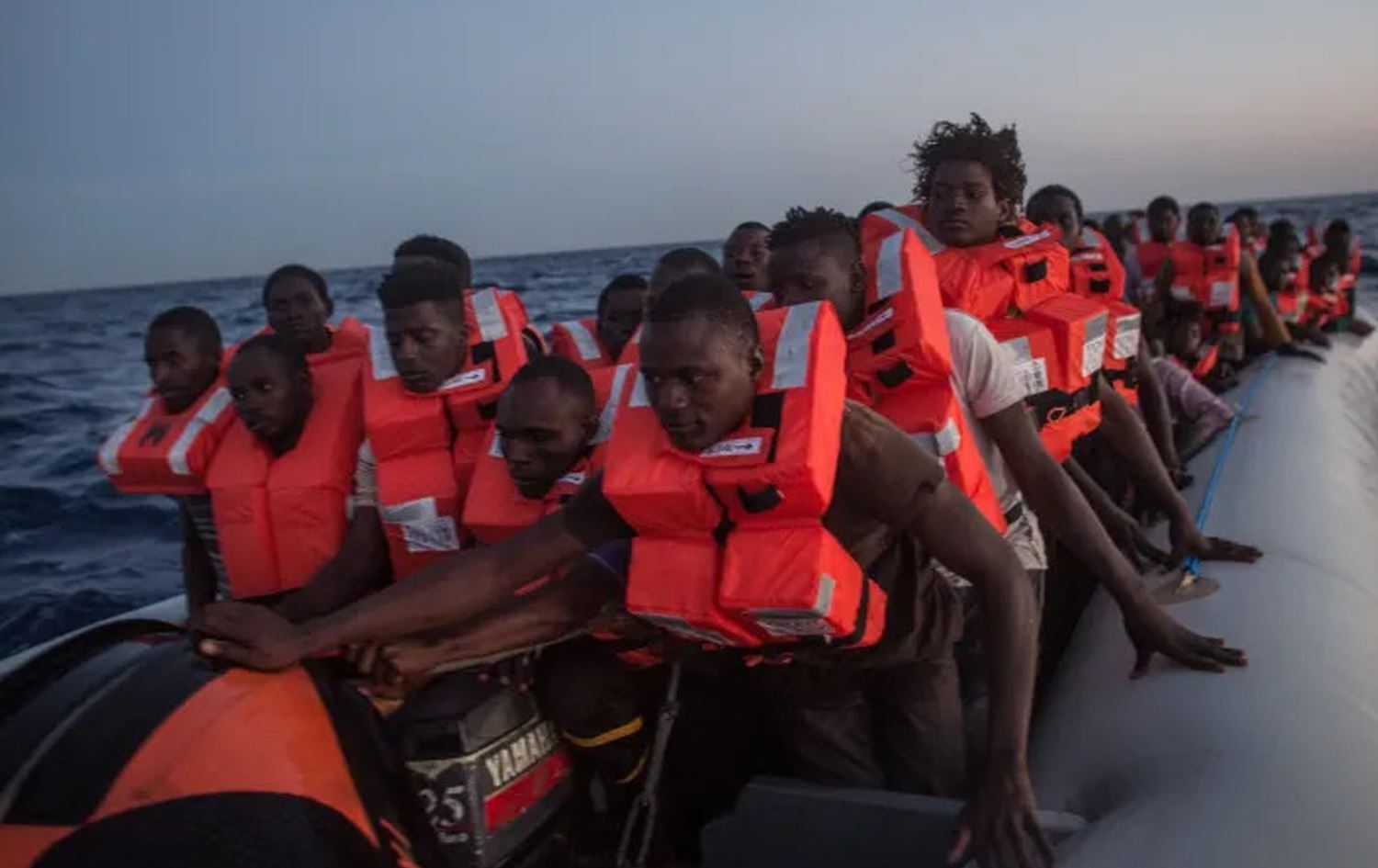 بەلەمێکی کۆچبەران لە نێو دەریادا ئاگری گرت و 50 کۆچبەر گیانیان لەدەستدا