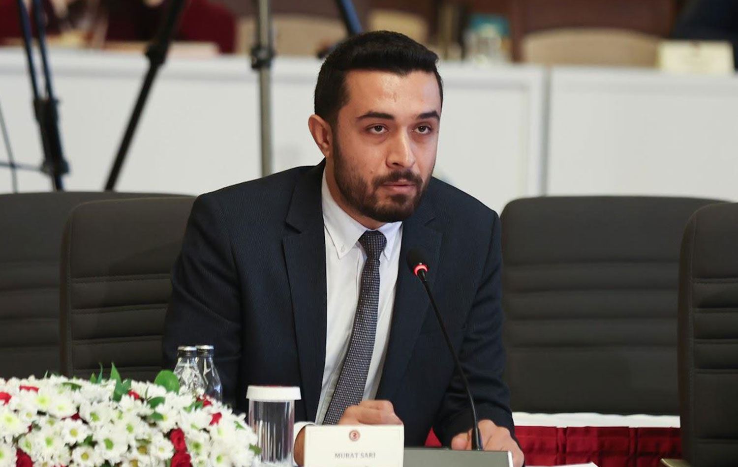Mezopotamya Göç İzleme ve Araştırma Derneği Başkanı Murat Sarı komisyon toplantısında konuştu. / Foto: ANKA