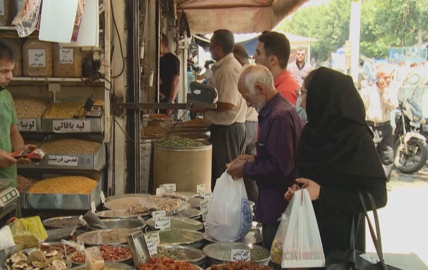 گرانی لە ئێران؛ بەشێک لە خەڵک ناتوانن پێداویستیی رۆژانەش بکڕن
