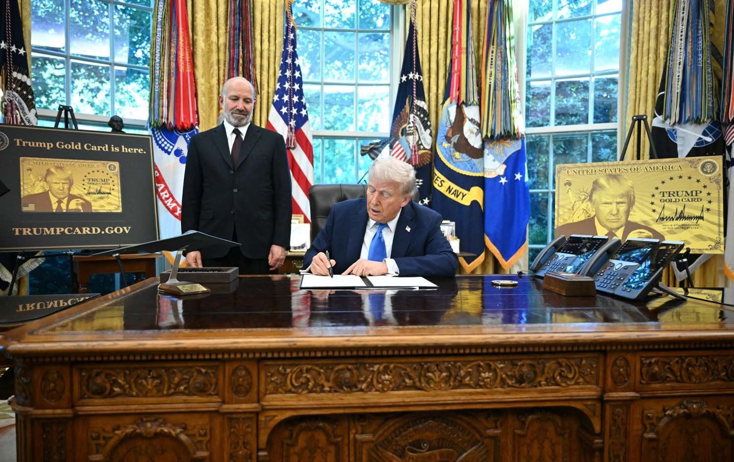 Trump biryarnameyê îmze dike / Wêne: AFP