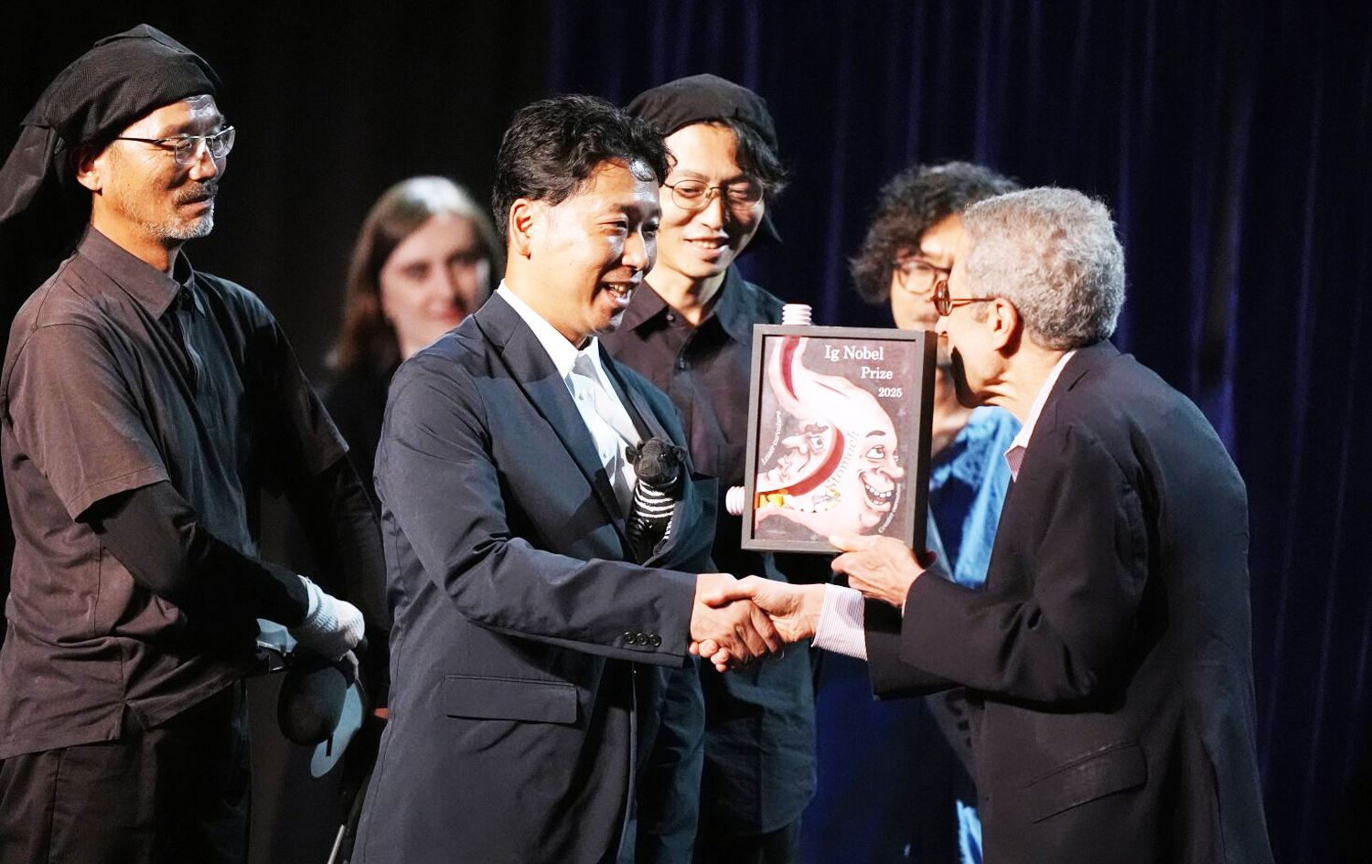 لە ئەمریکا خەڵات درایە توێژەرانی توێژەرە سەیروسەمەرە و پێکەنیناوییەکان