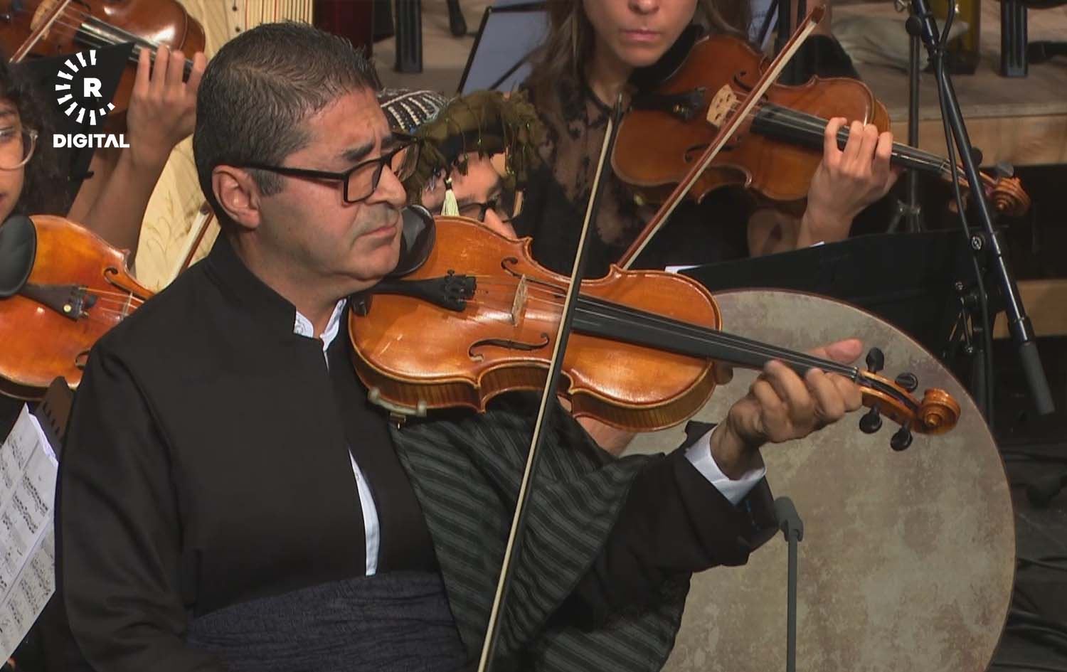 ئالان عارف لە کۆنسێرتی ئۆرکێسترای فیلهارمۆنیکی برۆکسل