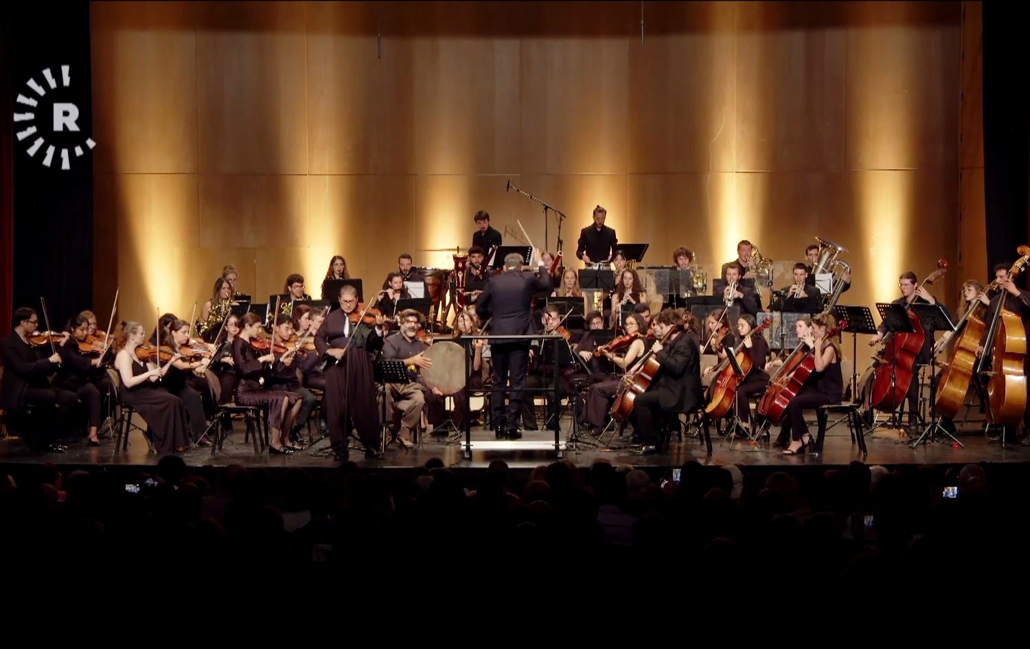 Orkestraya Philharmonic a Brukselê û hunermendên Kurd li ser heman dikê/Wêne:Rûdaw