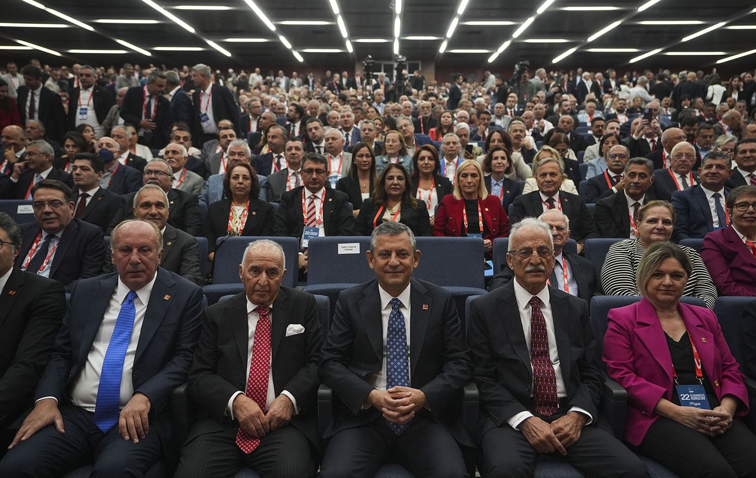 CHP'nin 22. Olağanüstü Kurultayına CHP Genel Başkanı Hikmet Çetin(sol 2) ile eski SHP Genel Başkanı Murat Karayalçın(sağ 2) da katıldı. / AA