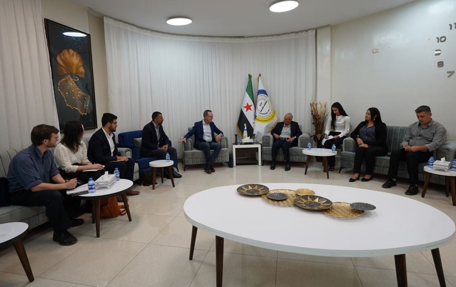 Şandeya Awistralyayê Daîreya Têkiliyên Derve ya Rêveberiya Xweser a li Qamişloyê ziyaret kir/Wêne: Rêveberiya Xweser