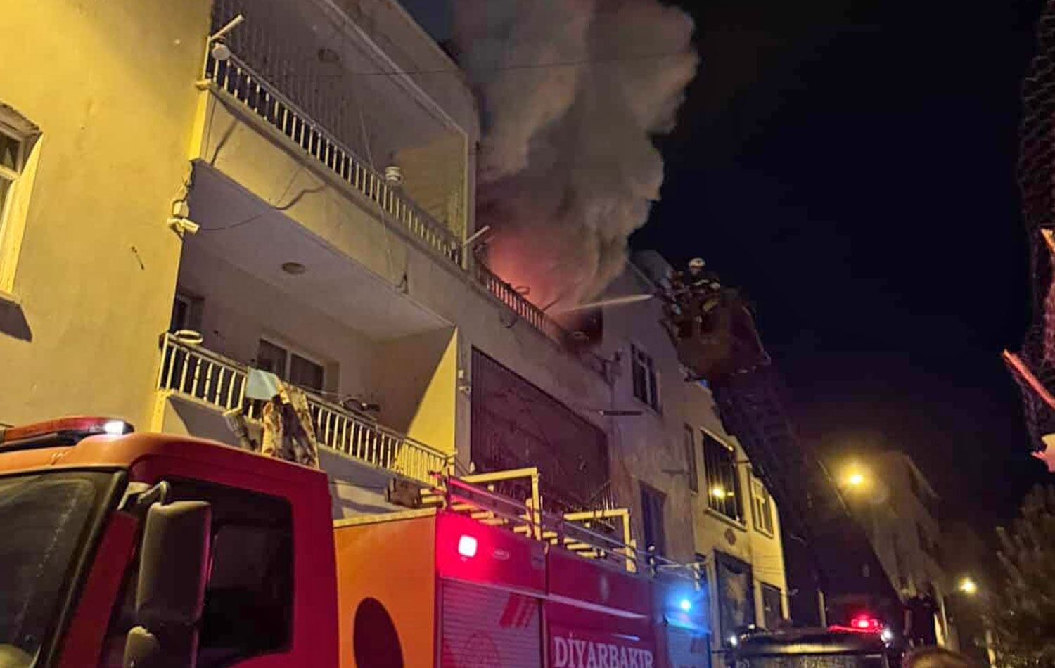 Evde çıkan yangında 2 yaşındaki çocuk öldü, kardeşi ve annesi yaralandı. / AA