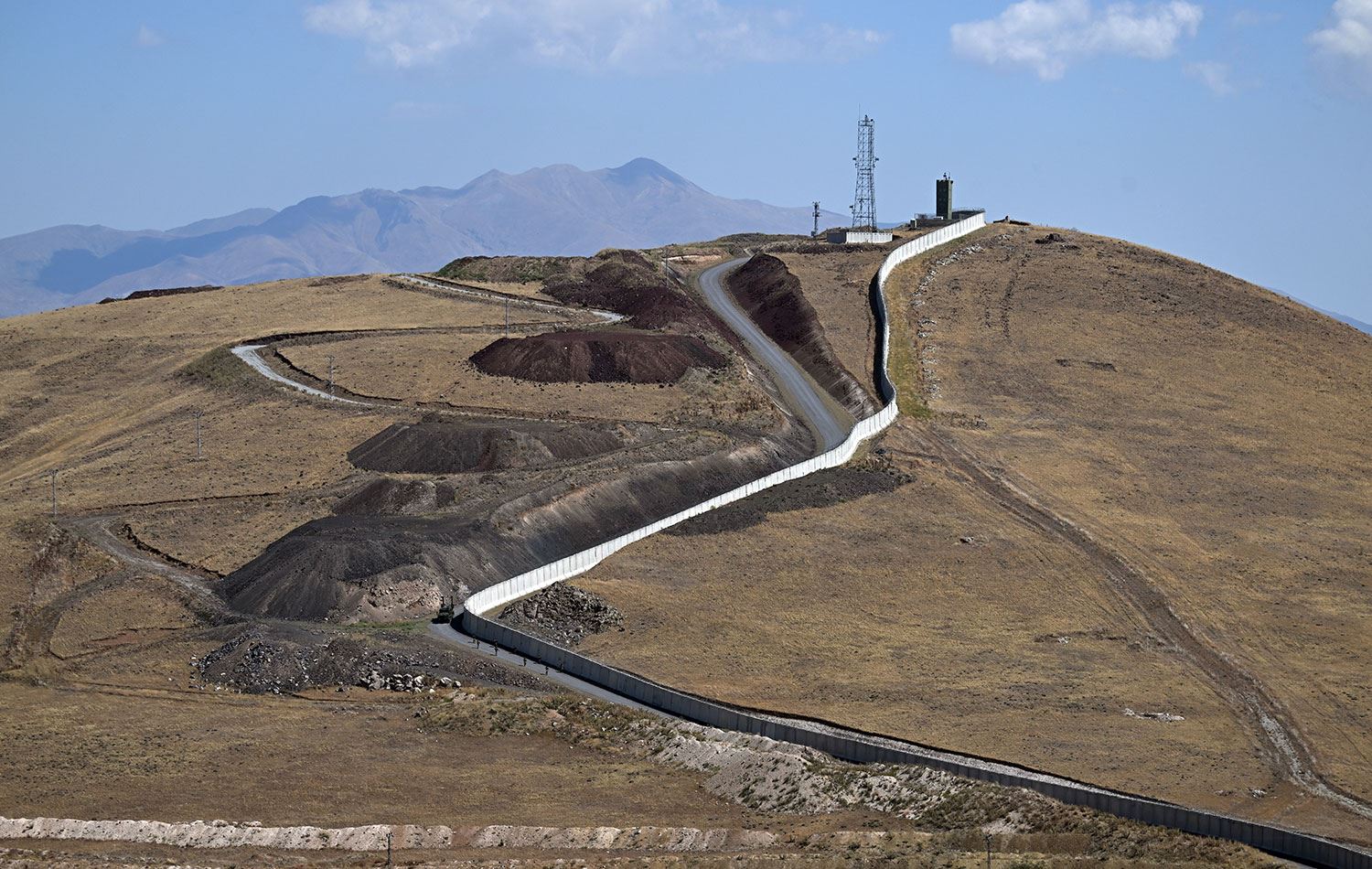 Van'da, İran sınırına örülen güvenlik duvarının 204 kilometresi tamamlandı, 91 kilometresinde ise çalışmalar sürüyor. / AA