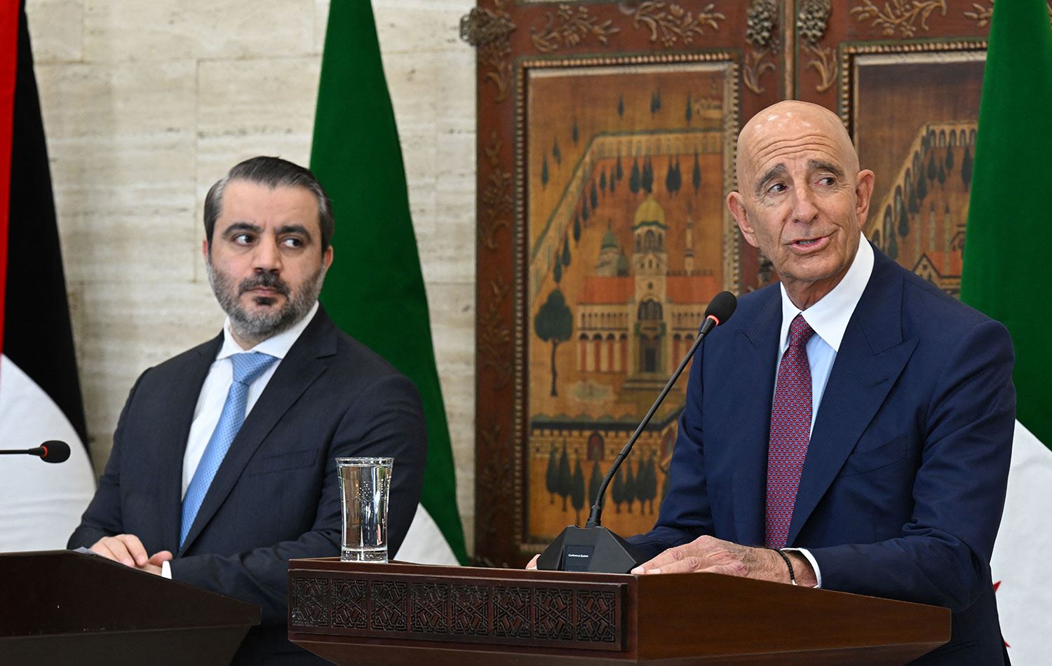 ABD’nin Suriye Özel Temsilcisi Thomas Barrack (sağda) ve Suriye Dışişleri Bakanı Esad Şeybani bir taya gelmişti. / Foto: AFP