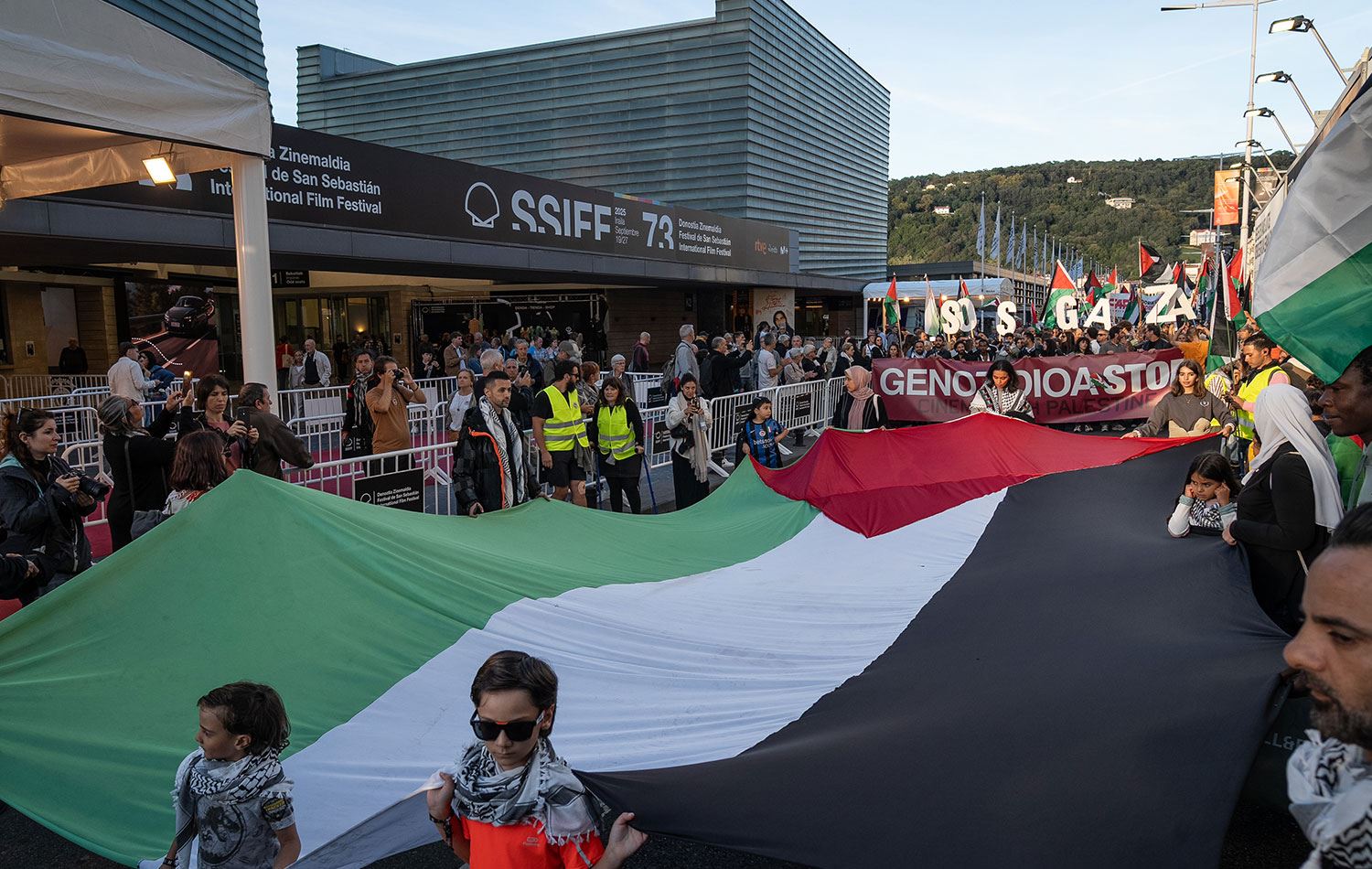 İspanya’da İsrail’in Gazze’ye yönelik saldırılarının durdurulması ve boykot edilmesi çağrısıyla protesto düzenledi. / AA