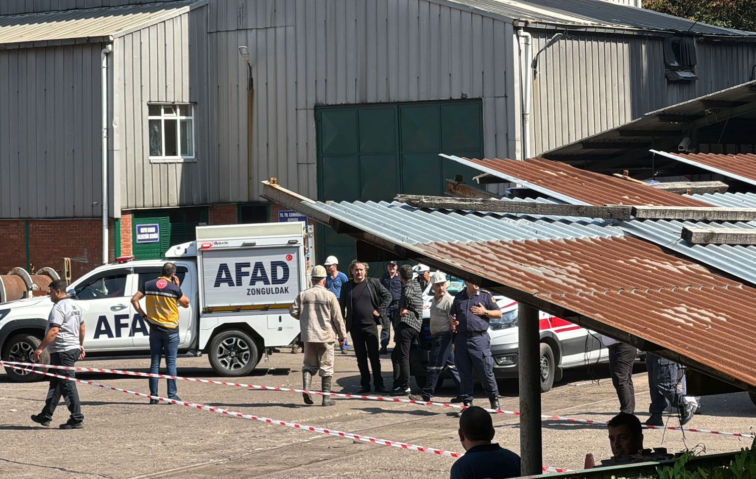 Zonguldak'ın Kilimli ilçesinde maden ocağında meydana gelen göçükte mahsur kalan 4 işçi kurtarıldı, 1 işçinin kurtarılması için çalışma sürüyor. / AA