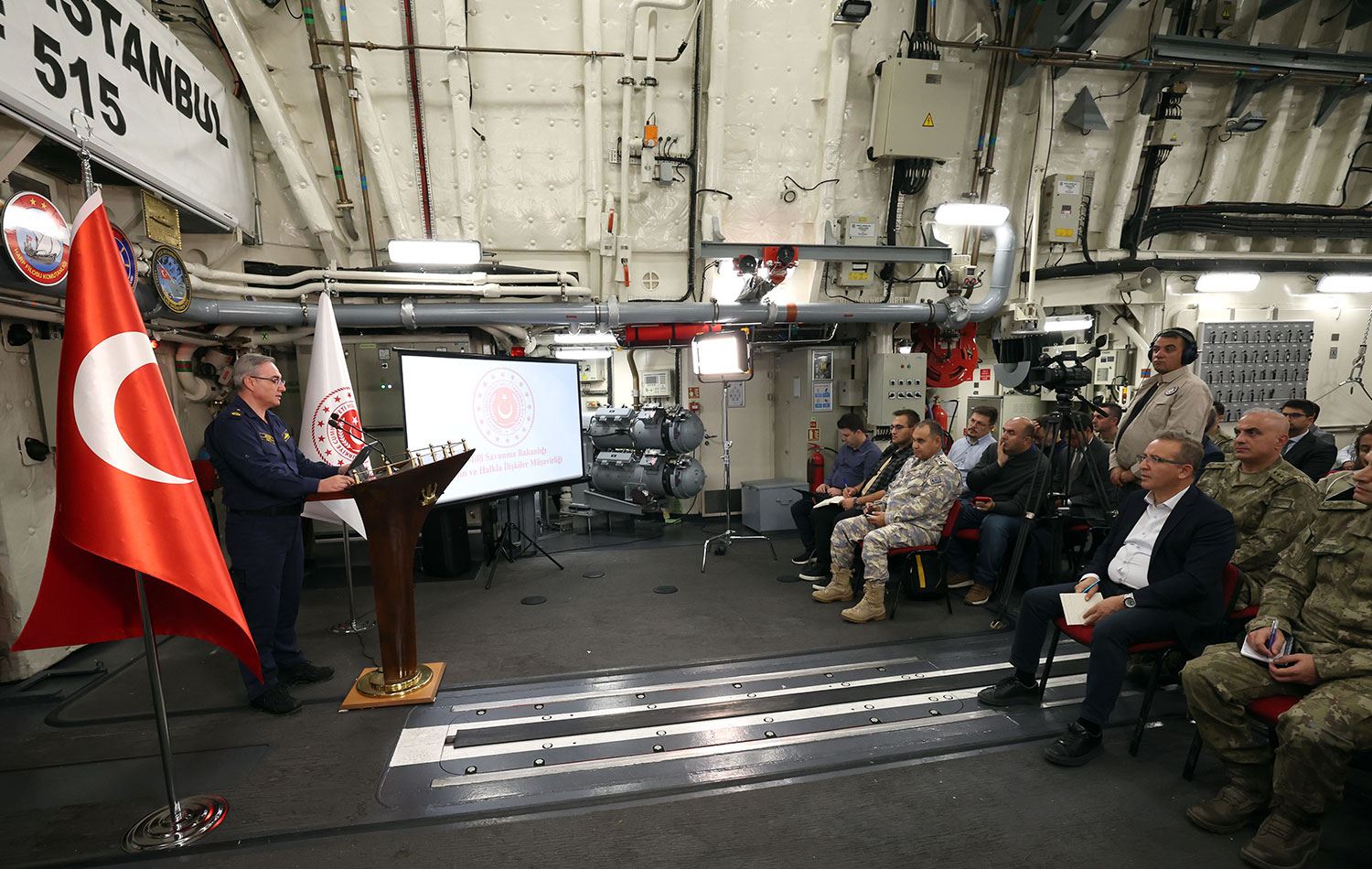 Türkiye Milli Savunma Bakanlığı Sözcüsü, TCG İstanbul Fırkateyni'nde düzenlenen haftalık basın bilgilendirme toplantısında konuştu. / AA