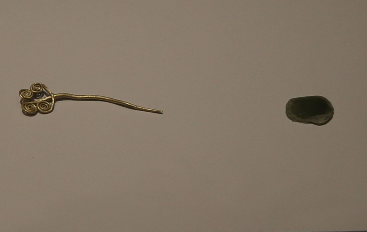 Troya kazılarında 4 bin 500 yıllık altın broş ve yeşim taşı bulundu.