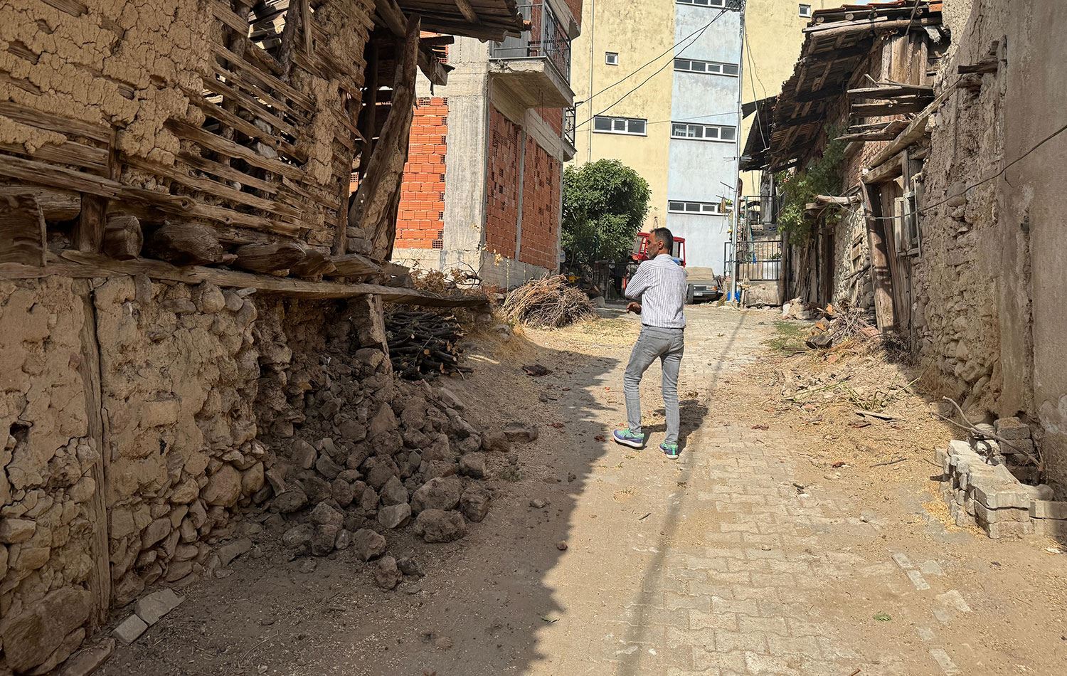 Kütahya'nın Simav ilçesinde bugün saat 12.59'da 5,4 büyüklüğünde deprem meydana geldi. Depremin merkez üssü Yemişli Köyü'nde bazı metruk binalarda hasar meydana geldi. / AA