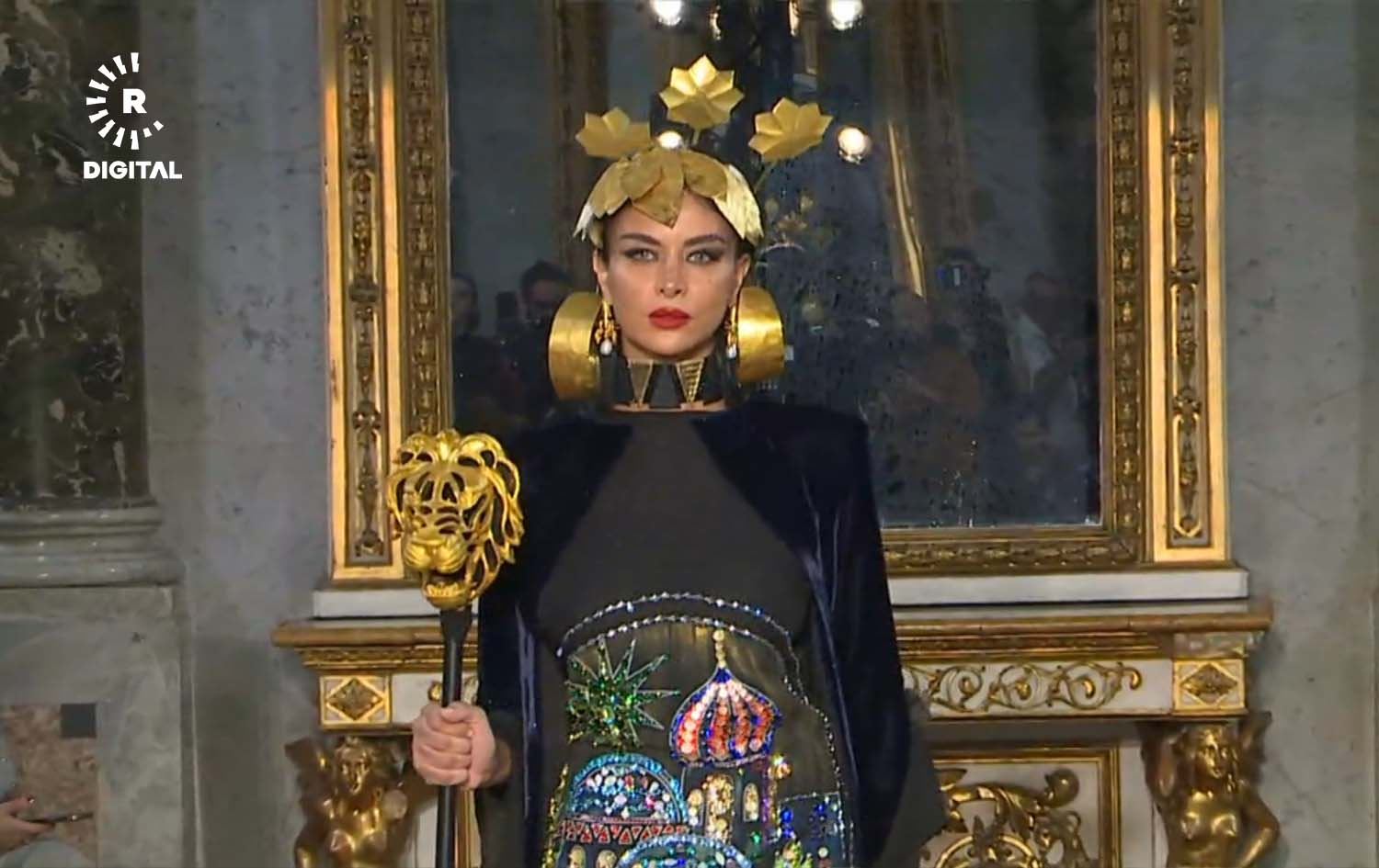 یەکێک لە دیزاینەکانی لارا دزەیی لە هەفتە نمایشی جلوبەرگی میلانۆ