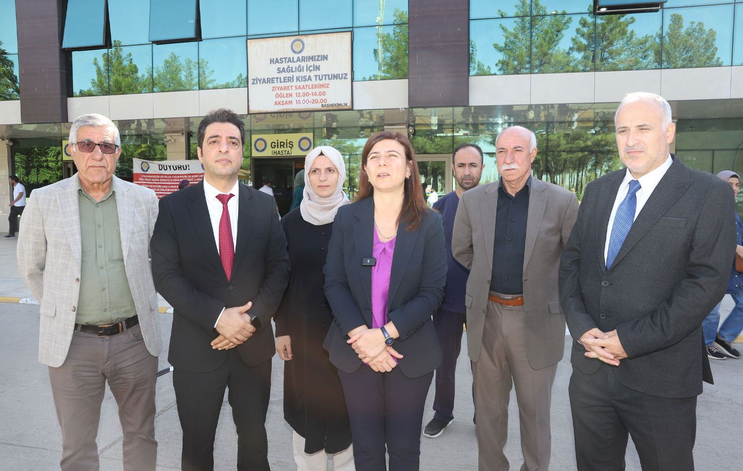 DBB Eşbaşkanı Serra Bucak (ortada) hastane önünde açıklama yaptı. / Foto: Diyarbakır Büyükşehir Belediyesi X hesabı