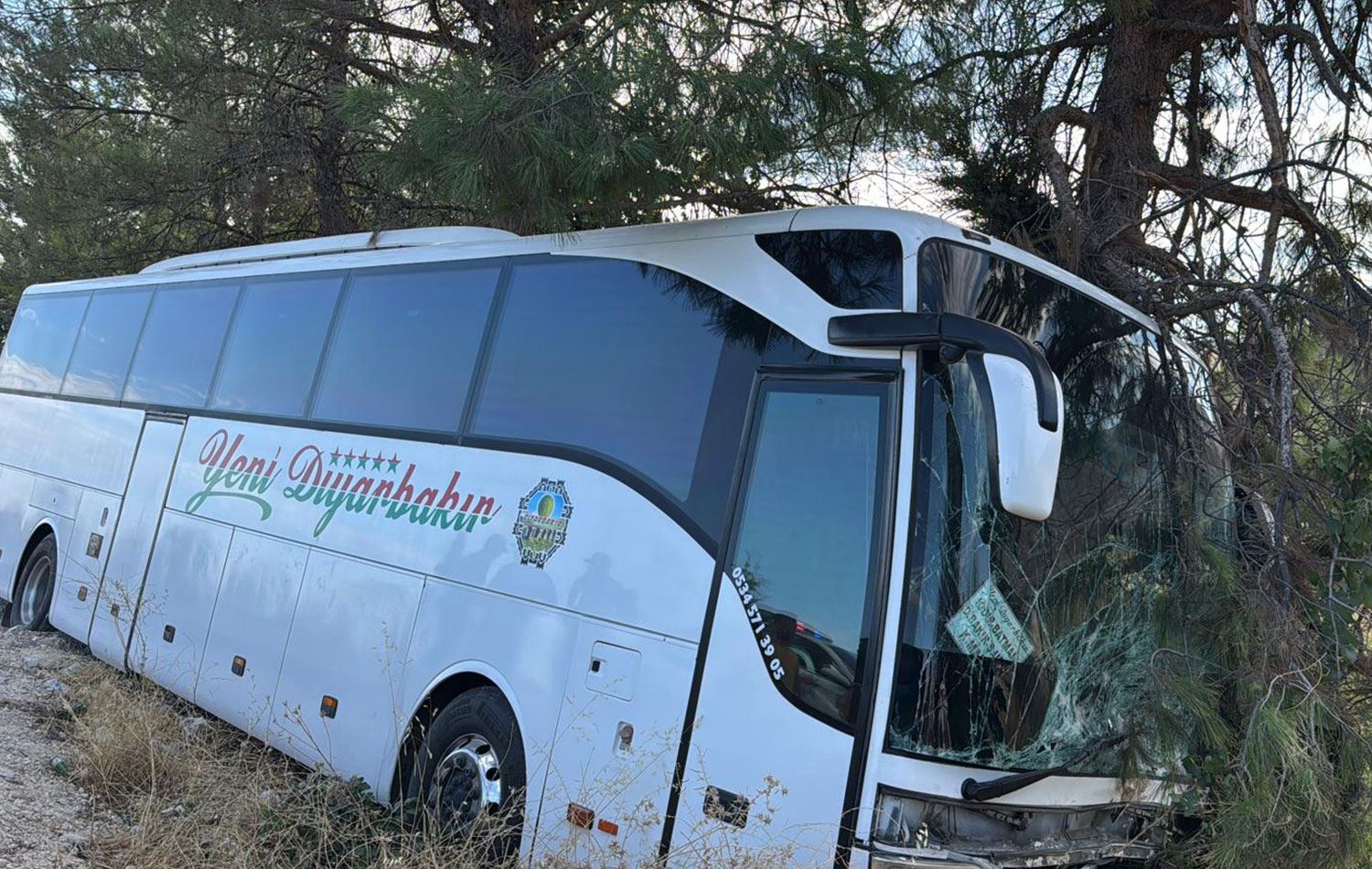 Adıyaman'da şehirlerarası yolcu otobüsüyle otomobilin çarpıştığı kazada, otomobildeki 4 kişi hayatını kaybetti. / AA