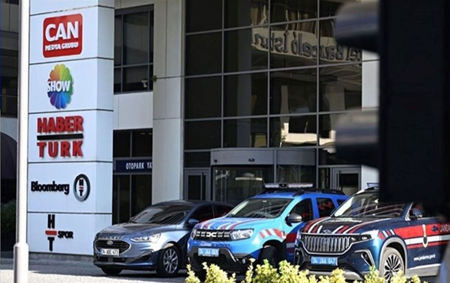 Can Holding'e yönelik soruşturma kapsamında gözaltına alınan şüphelilerden Turgay Ciner'in oğlu Atilla Ciner ve Ciner Glass AŞ CEO'su Gökhan Şen tutuklandı