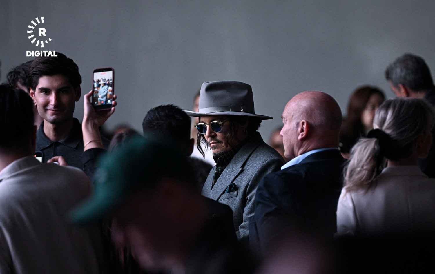 جۆنی دێپ، لە هەفتەی نمایشی جلوبەرگی پاریس. وێنە؛ AFP