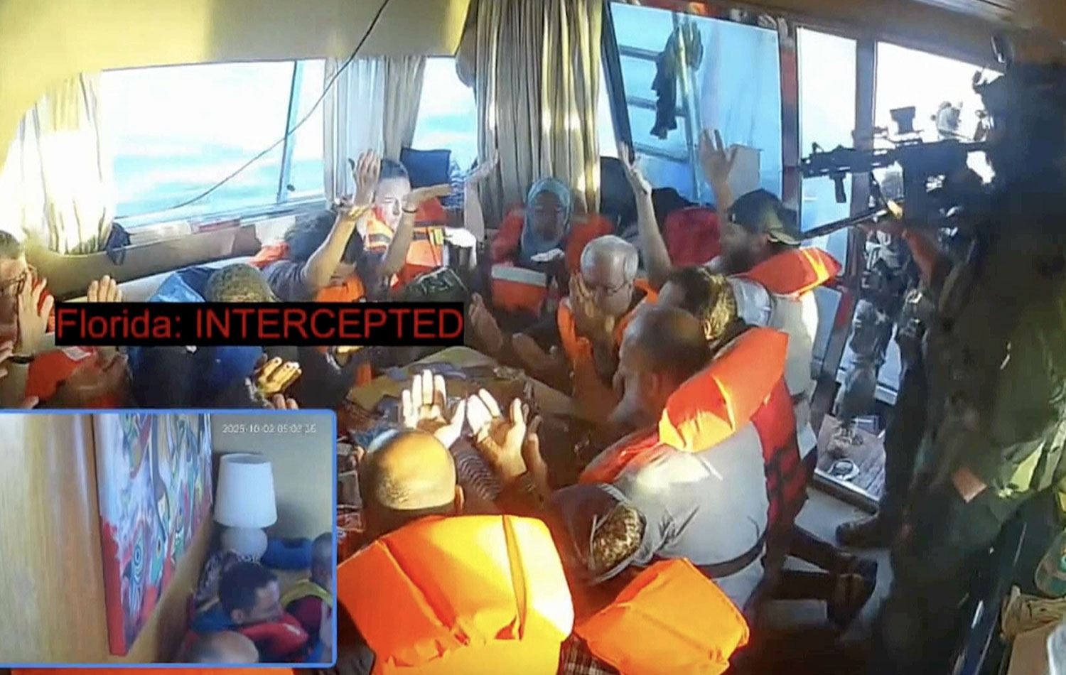 İsrail askerleri, Küresel Sumud Filosu'nundaki bir tekneye girdi. / AA