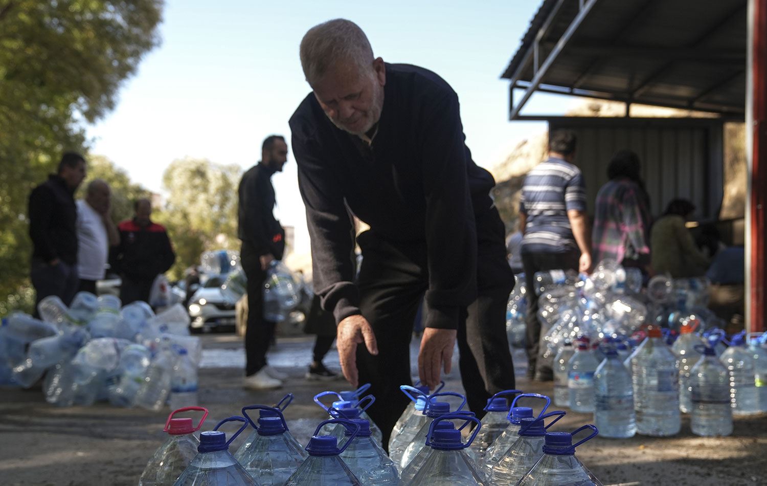 4 gündür evlerinde su akmayan Mamaklılar çeşme kuyruğunda bekliyor. / Foto: AA