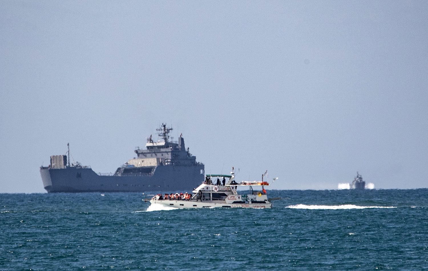 Küresel Sumud Filosu'na ait İsrail'in alıkoyduğu bazı gemiler ve aktivistler, İsrail'e ait askeri gemiler eşliğinde Usdud (Aşdod) Limanı'na götürüldü. / AA