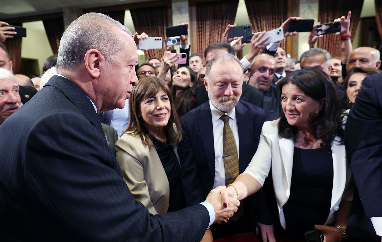 Erdogan û parlamenterên DEM Partiyê silavê li hvdû dikin